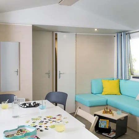 Camping La Pinede 4*